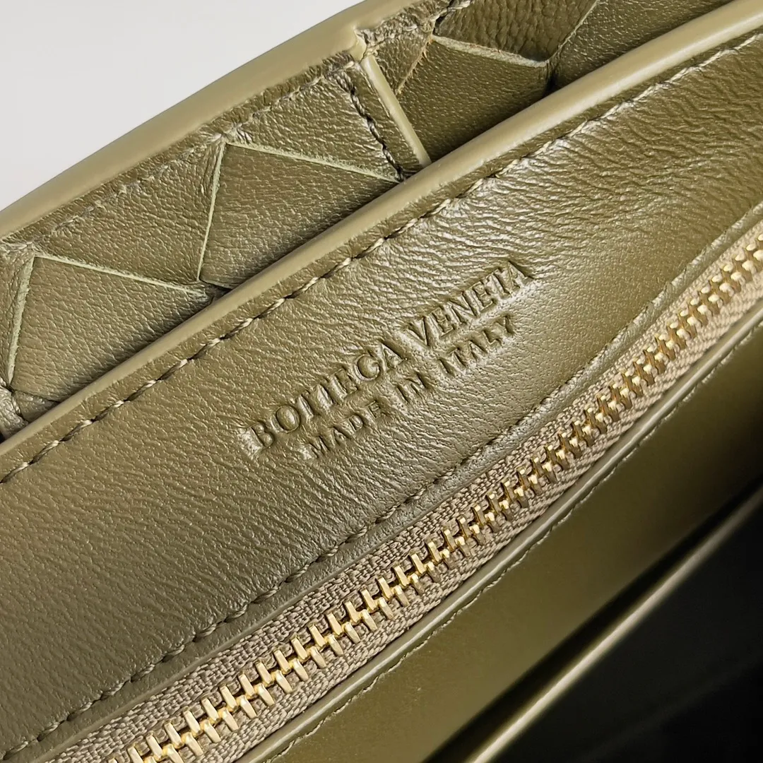 The 2023 new Andiamo batch of 1960 BV has been shipped‼ ️Really popular🔥The new Andiamo woven handbag launched by Bottega Veneta this season is really popular all over the world! ! Celebrities at home and abroad have worn it, and Oscar-winning actress Michelle Yeoh has taken it out on the street. Song Jia, Trai Yara, Yu Feihong, Sanji Ayaka, Rosie Hunting-Whiteley, Yoshioka Riho, etc. have all picked up this bag. It is classic and versatile, showing off its temperament, and the bag capacity is also large, which is very convenient for daily commuting! ! A variety of carrying methods, the shoulder straps can be adjusted by yourself, the original lambskin feels soft and delicate, and the neutral style is made to break gender boundaries and bring a more practical and longer-lasting use experience. Andiamo, which has both elegant and casual styles, perfectly interprets the true appearance of "fashionable old money style". Style number: 743568 (suede) Size: 25*22*10.5cm